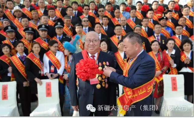 表扬大会前李利涛为父亲整理奖