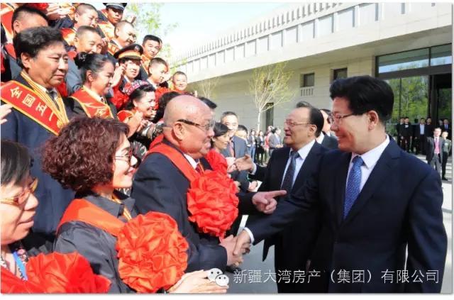 与张春贤书记亲热攀谈